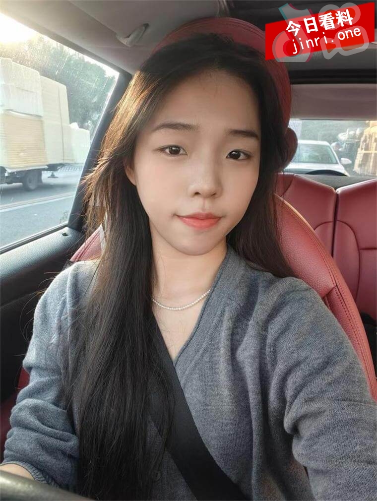 江西赣州21岁清纯美女自拍给男友看.jpg