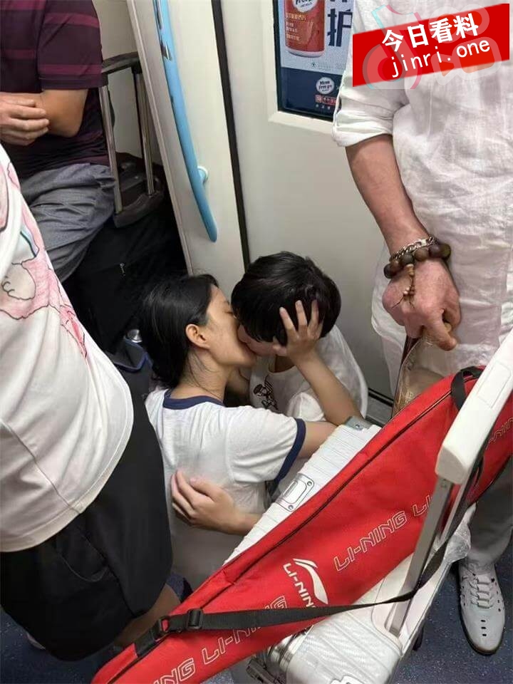 上海地铁发情年轻人真会玩 4.jpg