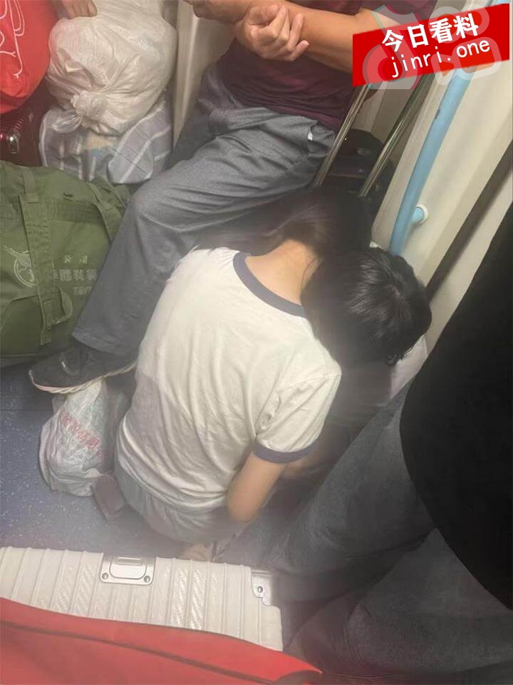 上海地铁发情年轻人真会玩 2.jpg