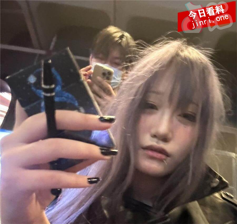 张芯佳 2.jpg