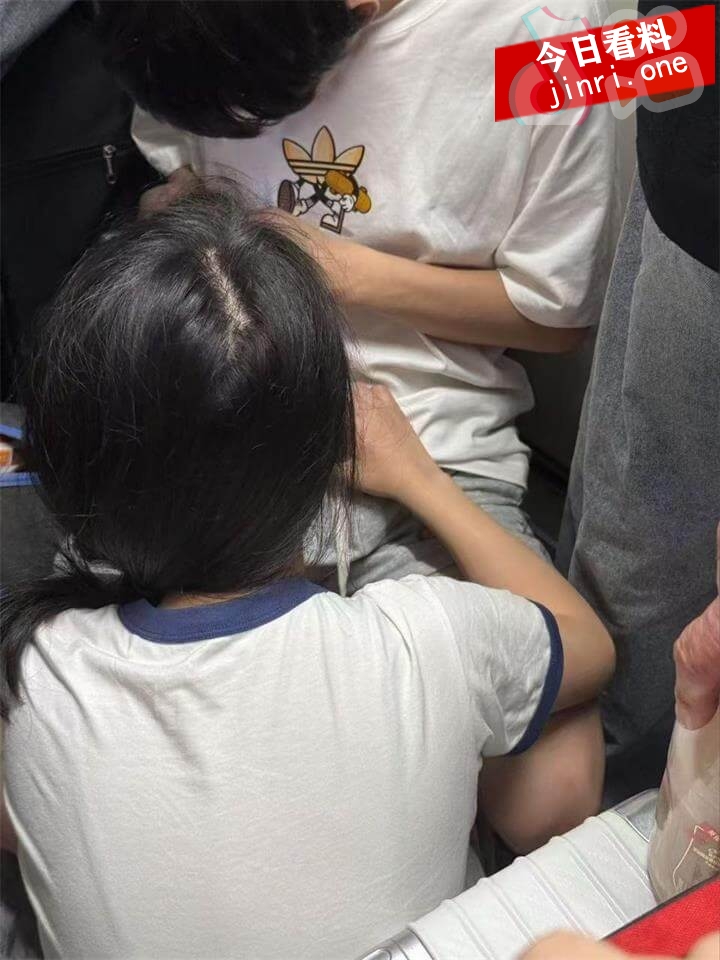 上海地铁发情年轻人真会玩 3.jpg