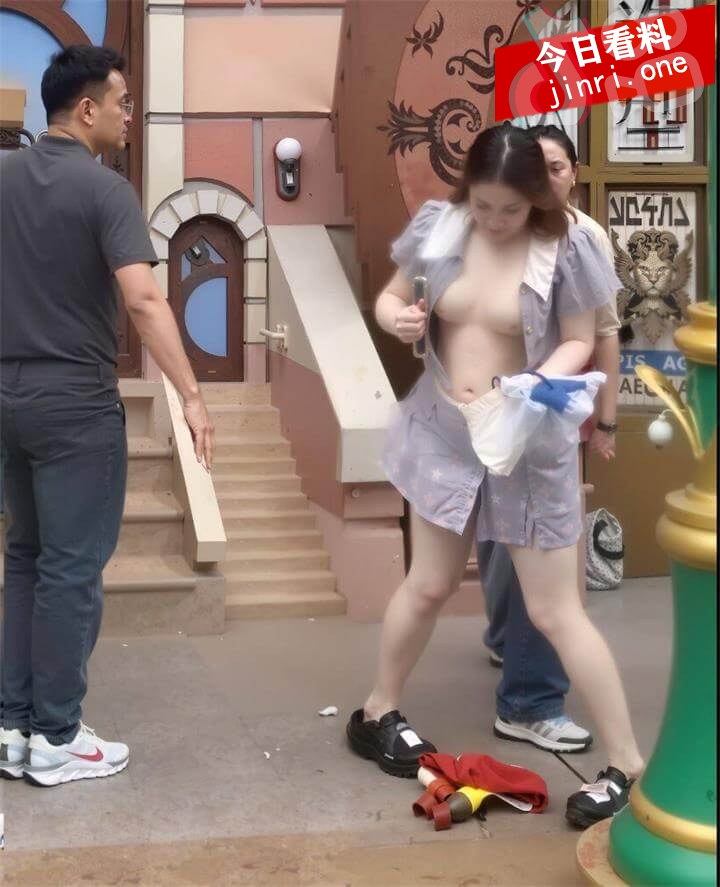 上海迪斯尼情侣 打架 衣服都撕开了【完整版】 2.jpg