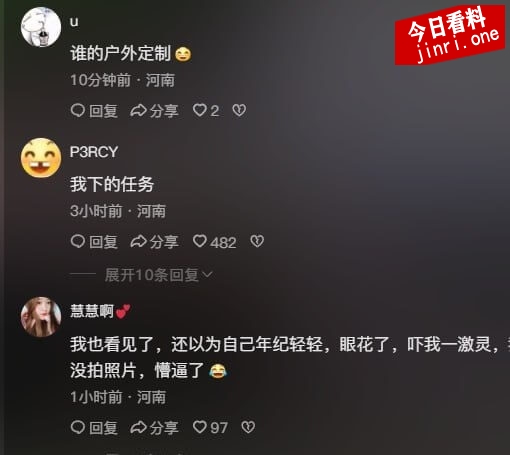 郑州闹市区二七广场惊现裸奔女围观 2.jpg
